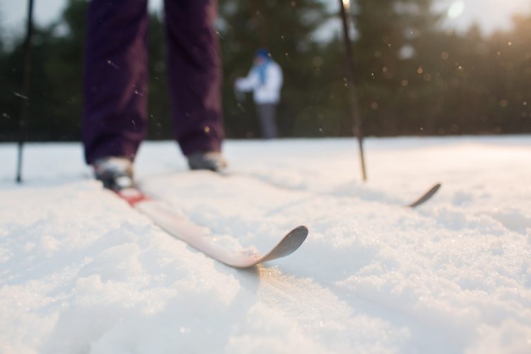 Nederdelen på en längdskidåkare i snön