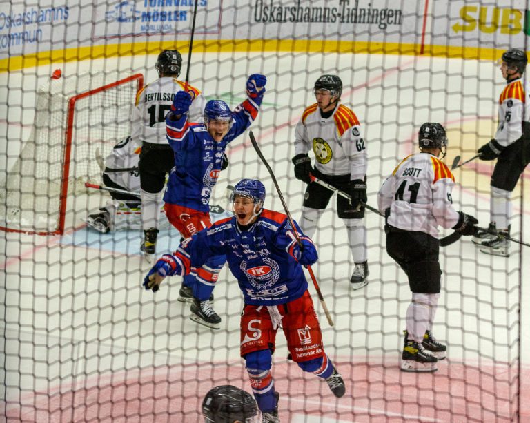 Mikkel Öby-Olsen, IK Oskarshamn jublar efter sin kvittering mot Brynäs