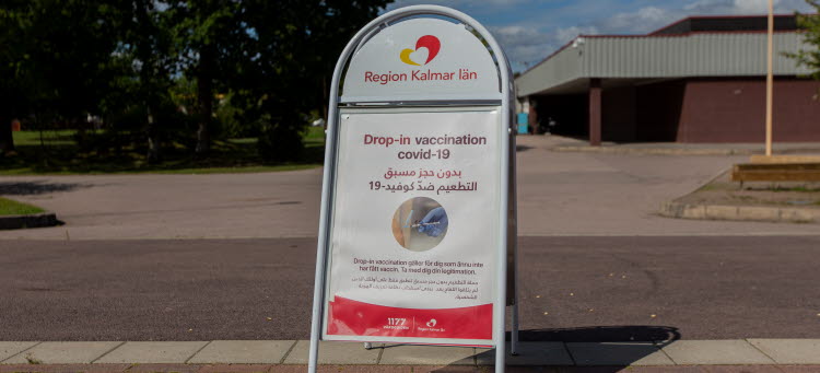 Trottarpratare med information om drop-in-vaccination