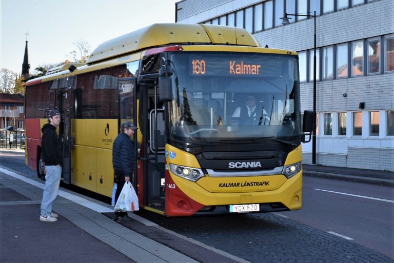 Resenärer går på KLT-bussen