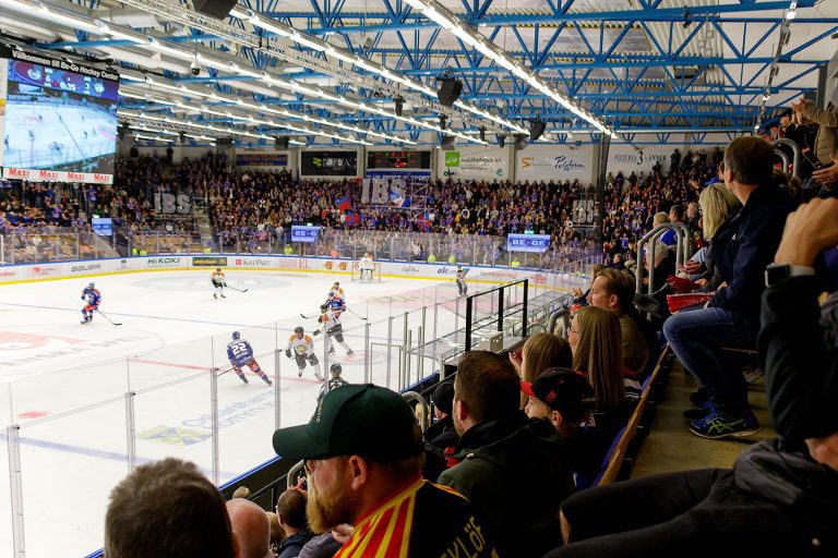 Publik och spelare i Be-Ge Hockey Center Oskarshamn