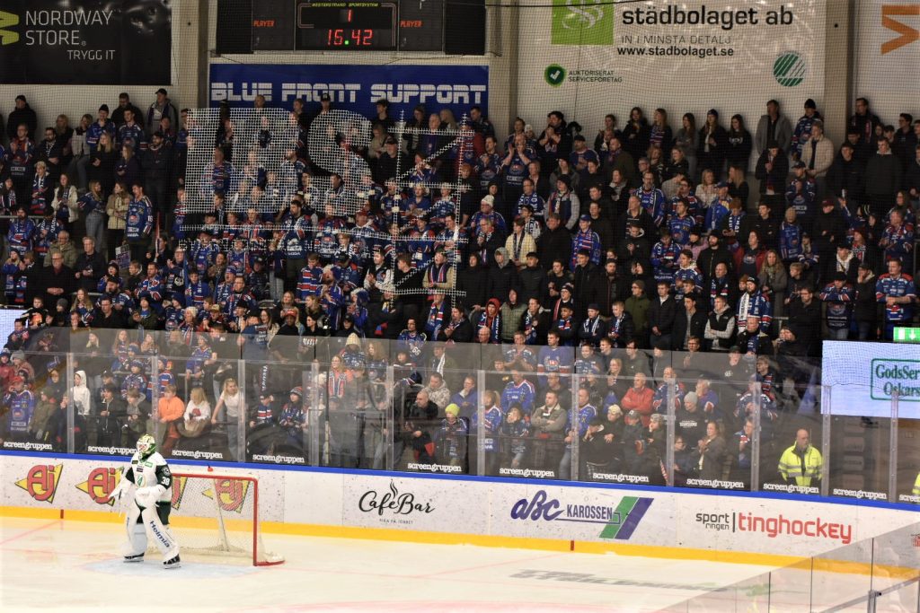 Bild på IK Oskarshamns klack, hockeymatch mellan IK Oskarshamn och Färjestad