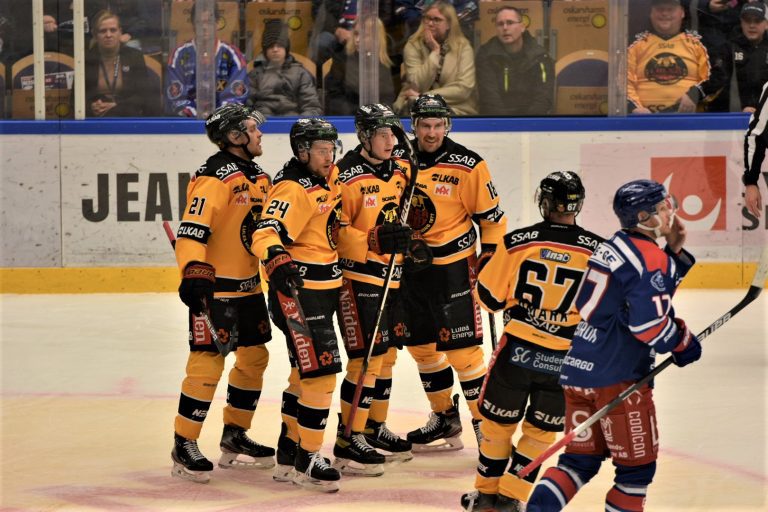 Luleå jublar efter ett mål mot IK Oskarshamn i hockeyns SHL