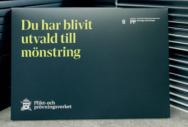 Grönt kuvert med texten "Du har blivit utvald till mönstring"