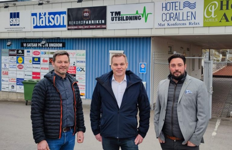 Henrik Andersson, Andreas Erlandsson och Lucas Lodge utanför tennishallen