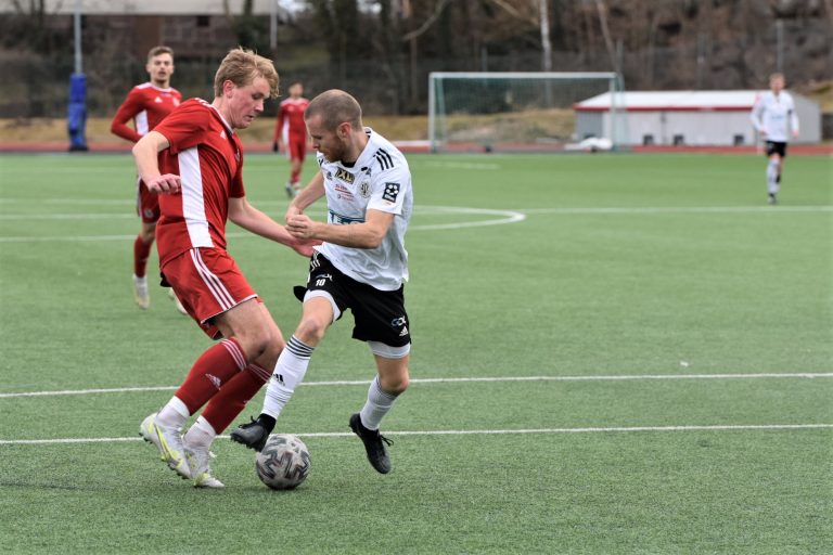 Matchsekvens, Måns Söderqvist i Oskarshamns AIK med bollen i match mot Lindome GIF