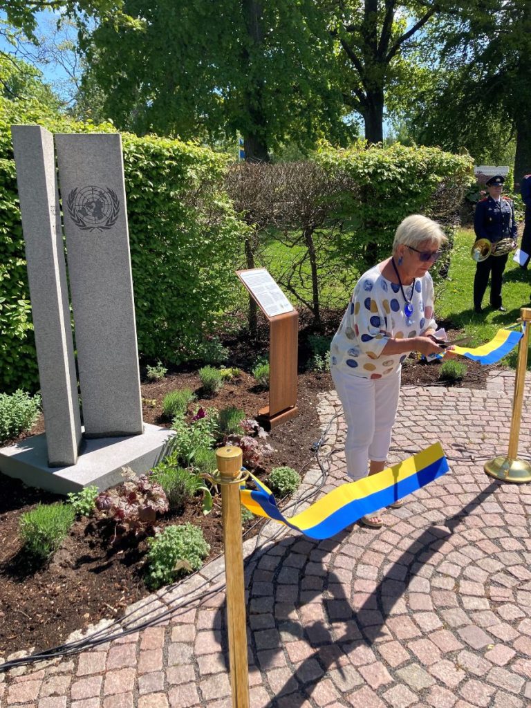 KFs ordförande Yvonne Bergvall klipper blågula bandet