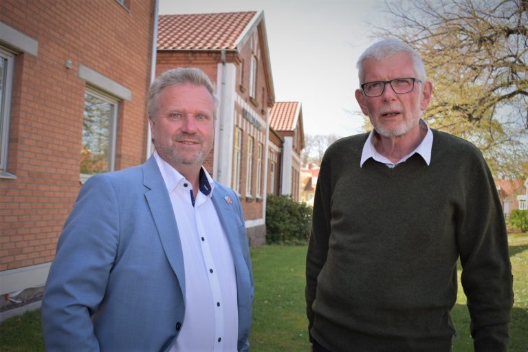 Anders Johansson (C), kommunalråd i Mönsterås kommun, och Anders Åkesson (C), riksdagsledamot i Kalmar, pratar på en pressträff i Mönsterås