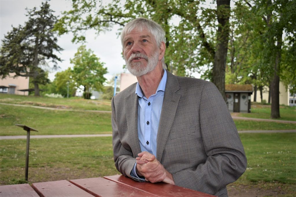 Ingemar Lennartsson (KD) pratar på en pressträff i stadsparken i Oskarshamn