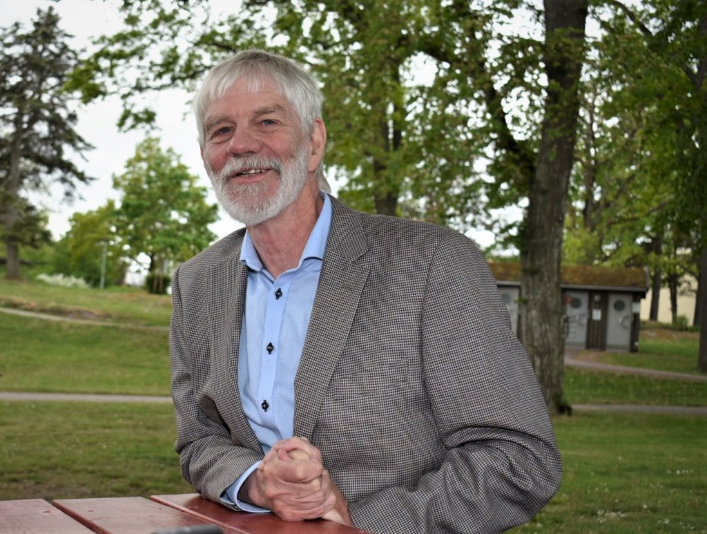 Ingemar Lennartsson (KD) pratar på en pressträff i stadsparken i Oskarshamn