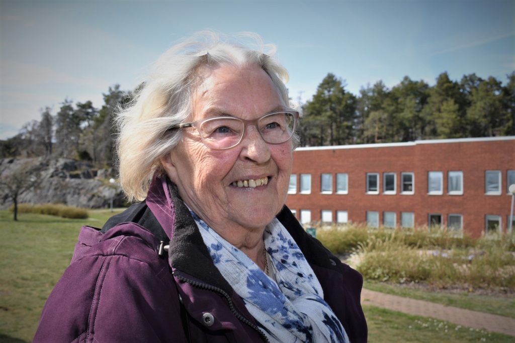 Lisbeth Lindberg (L) pratar på en pressträff