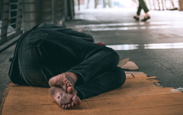 Hemlös person ligger och sover