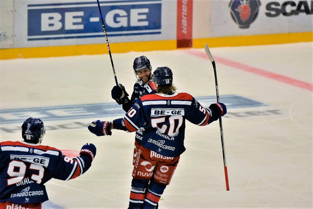 Robin Norell och Juuso Riikola i IK Oskarshamn jublar efter ett mål mot Växjö