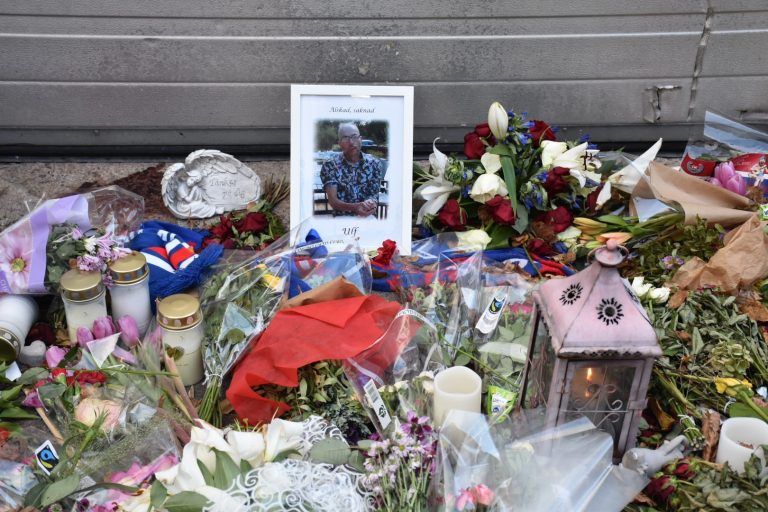 Blommor, fotografi, ljus och marschaller på platsen där Ulf Sandberg mördades i Oskarshamn