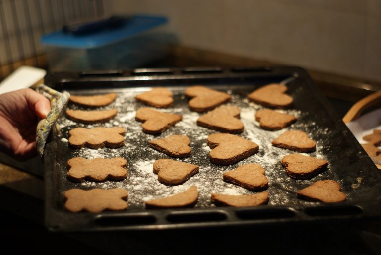 Gräddade pepparkakor på plåt