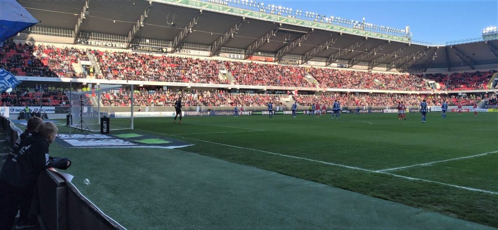 Välfyllda läktare på Guldfågeln Arena. 