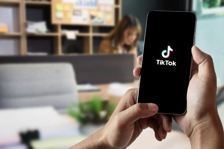 Kvinna använder mobil med tiktok