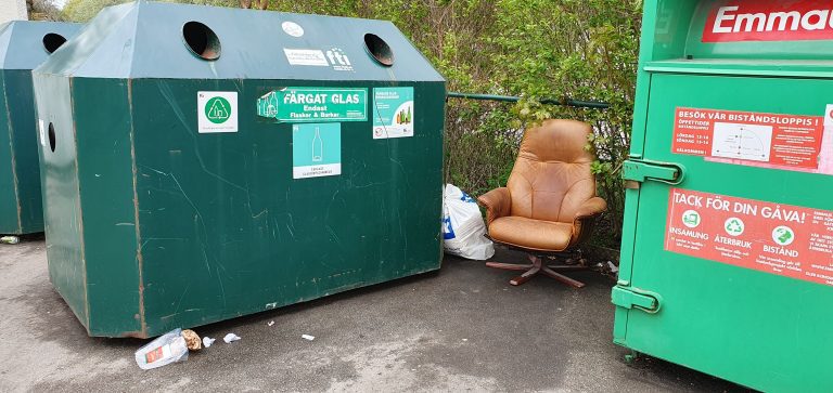 Nedskräpning vid återvinningsstationen i Kristinebergs centrum