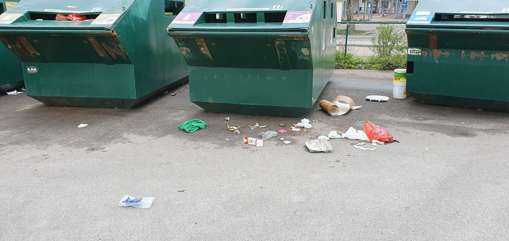 Nedskräpning vid återvinningsstationen i Kristinebergs centrum