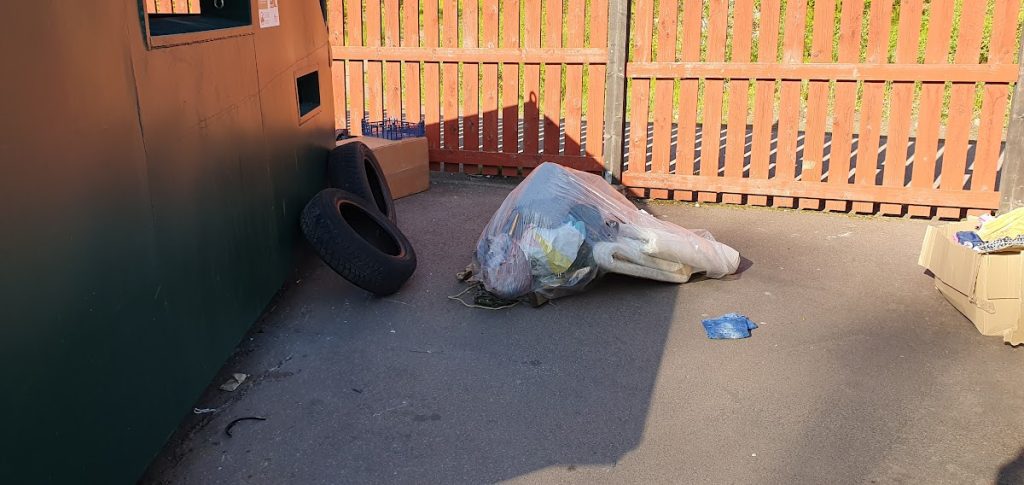 Nedskräpning på återvinningsstation i Oskarshamn