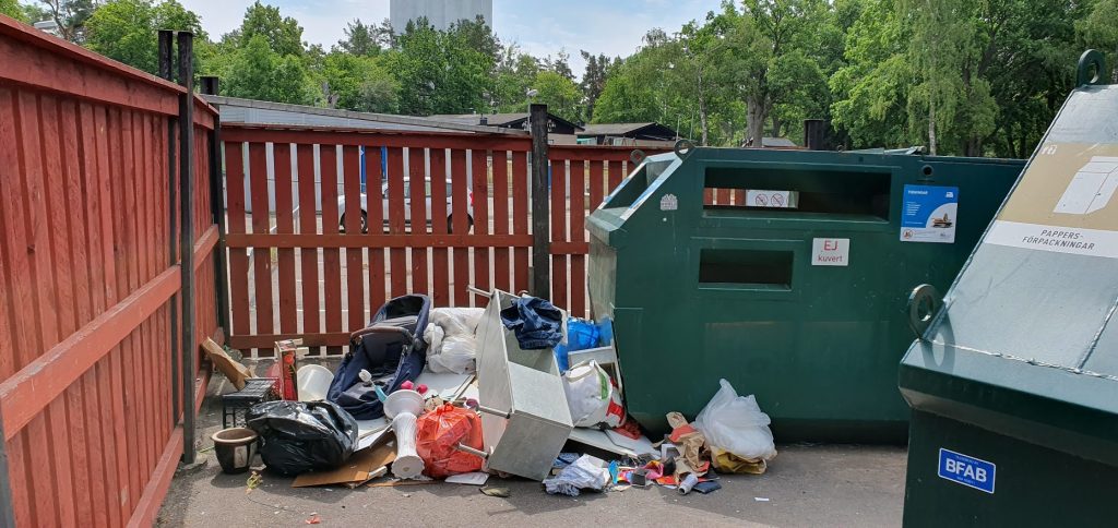 Nedskräpning vid återvinningsstation