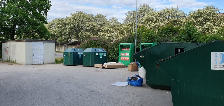 Nedskräpning på återvinningsstationen i Kristinebergs centrum i Oskarshamn.