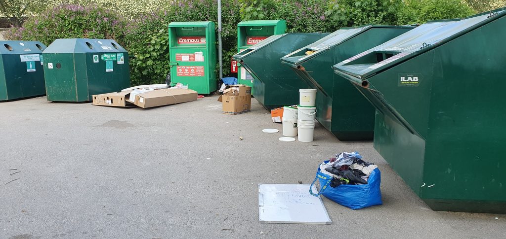 Nedskräpning på återvinningsstationen i Kristinebergs centrum i Oskarshamn.