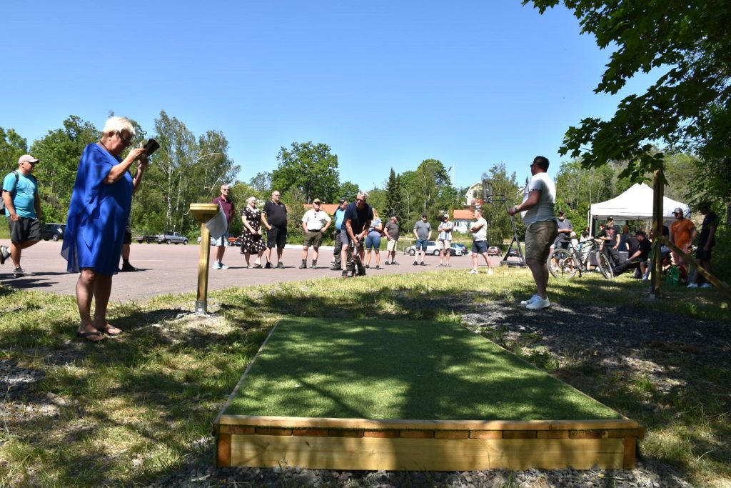 Yvonne Bergvall med flera vid discgolfbanan i Kristdala