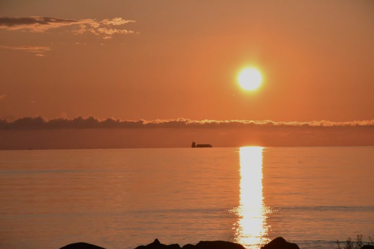 Solnedgång vid Byrums raukar på Öland