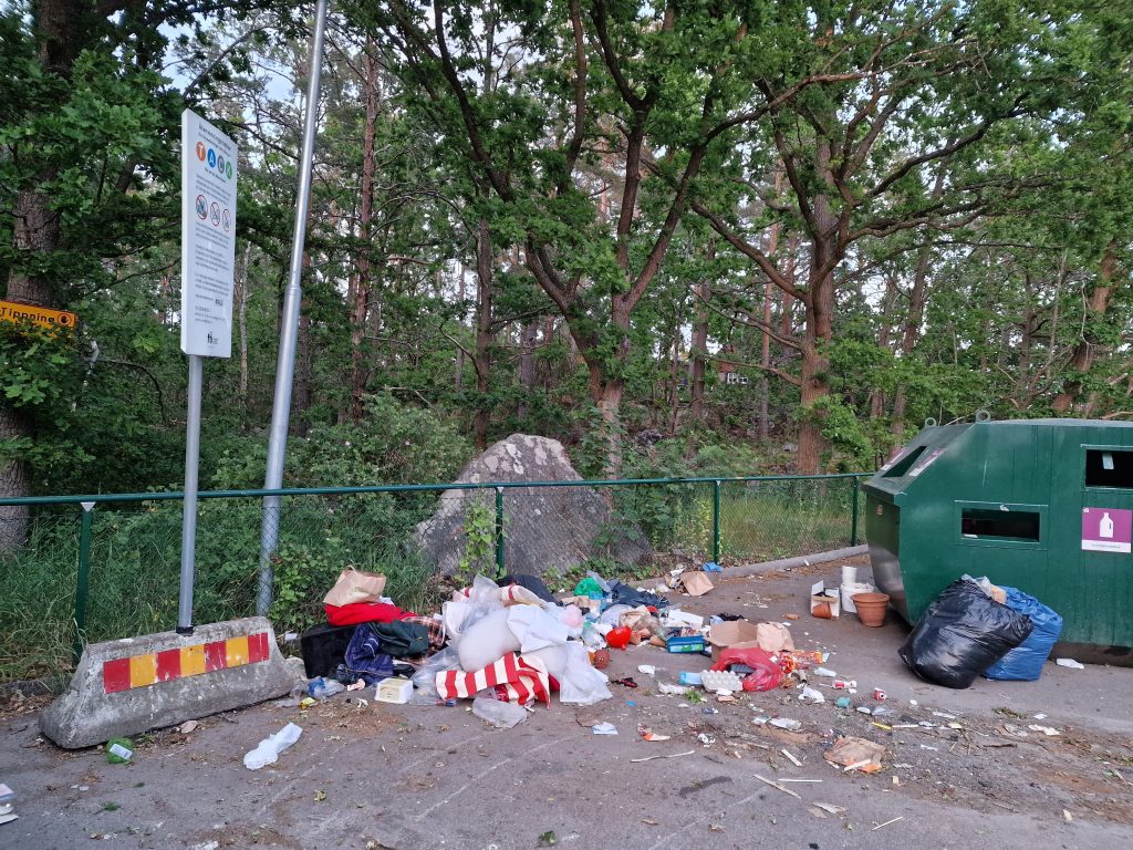 Nedskräpning på återvinningsstationen på Karlsborgsvägen i Kristineberg i Oskarshamn