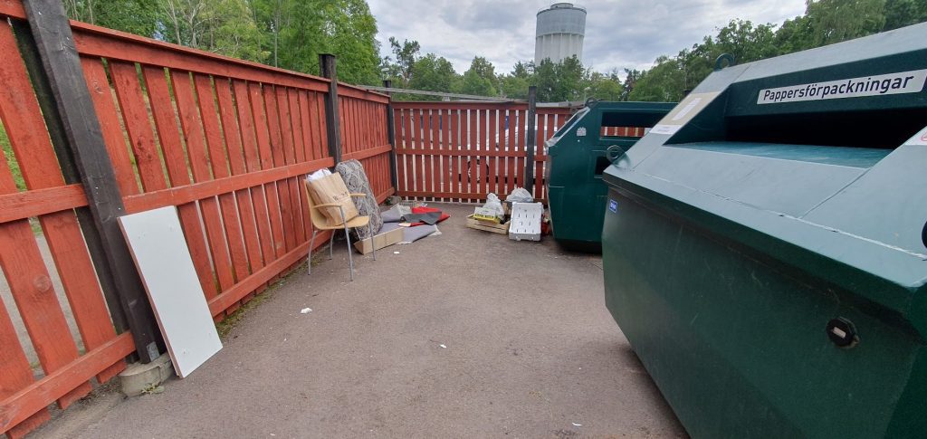 Nedskräpning på återvinningsstationen i Södertorn, Oskarshamn