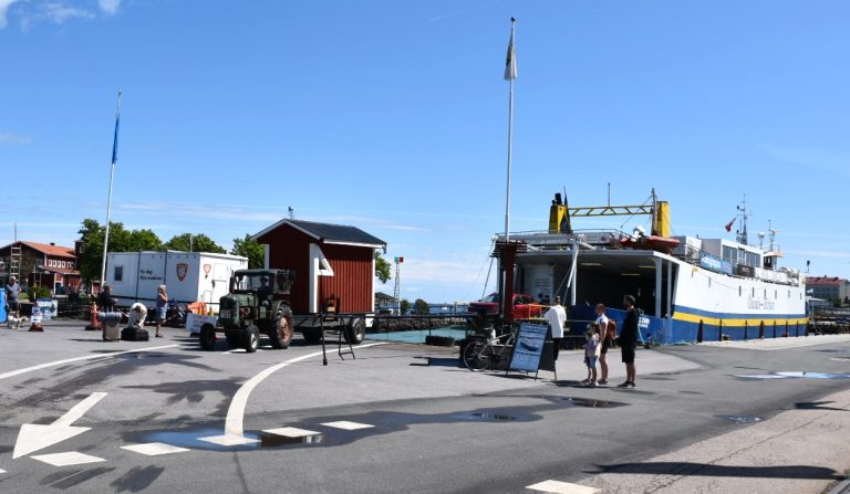 Ölandsfärjan kommer lastad med en gammal traktor och en hemmagjord husvagn