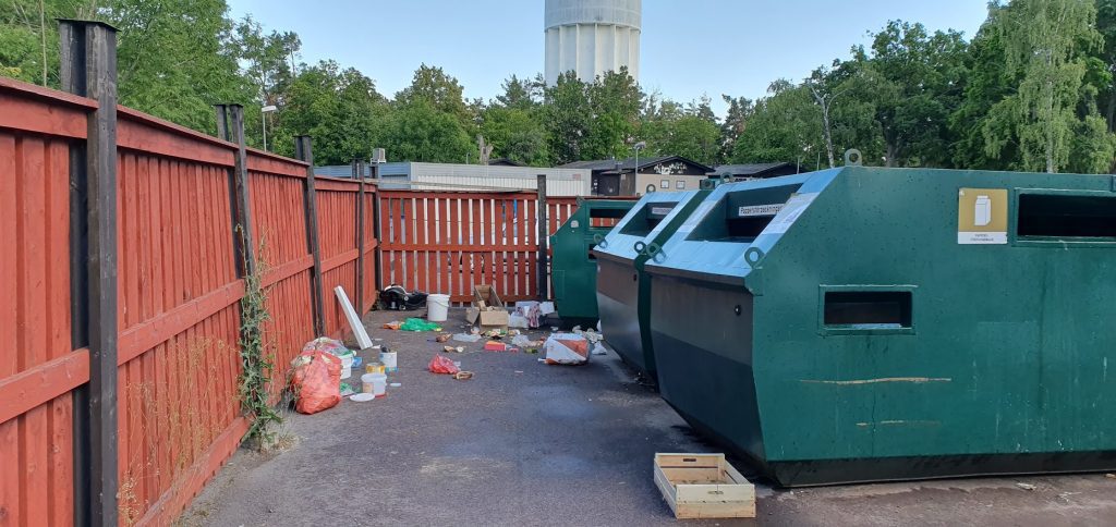 Nedskräpning på återvinningsstationen i Södertorn, Oskarshamn