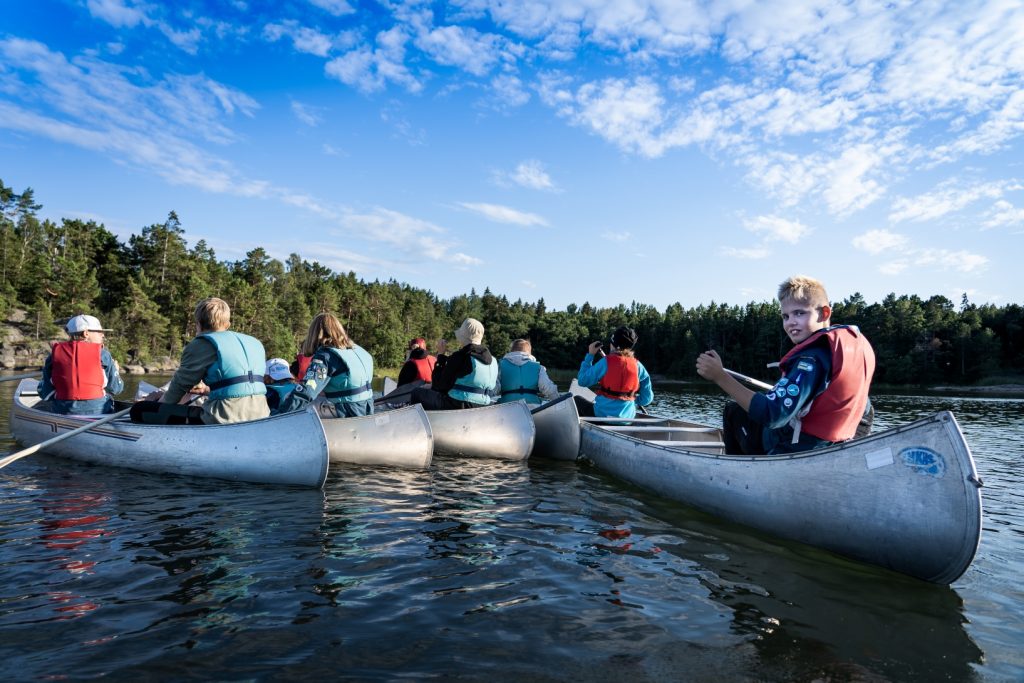 Scouter som paddlar