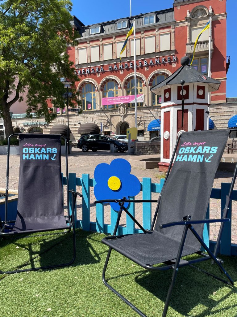 Stolar på Sommartorget på Lilla torget