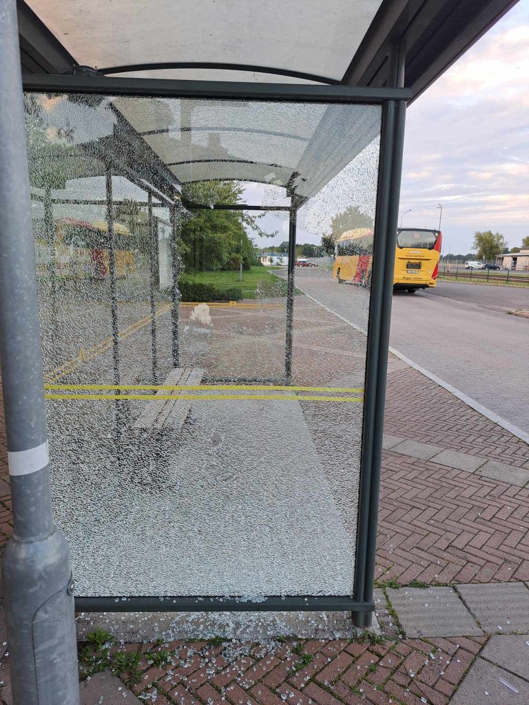 Sönderslagen sidoruta i busskur i Mönsterås