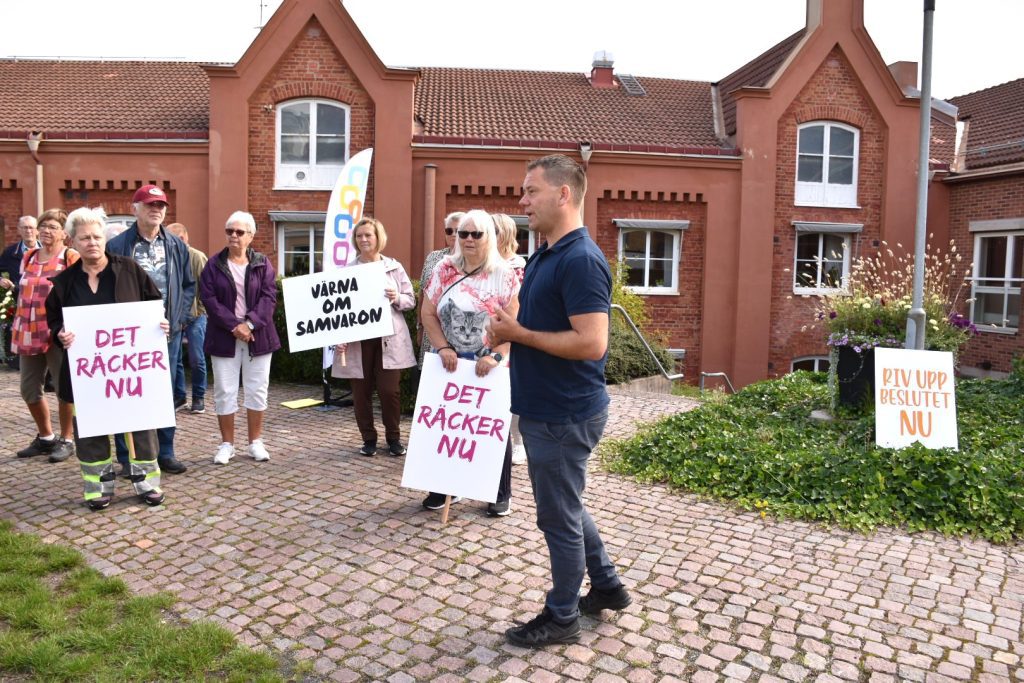 Mathias Karlsson, Kustlandspartiet, i samspråk med demonstranter utanför stadshuset i Oskarshamn. 