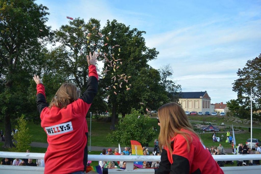 Willys har godisregn i stadsparken inför Prideparaden