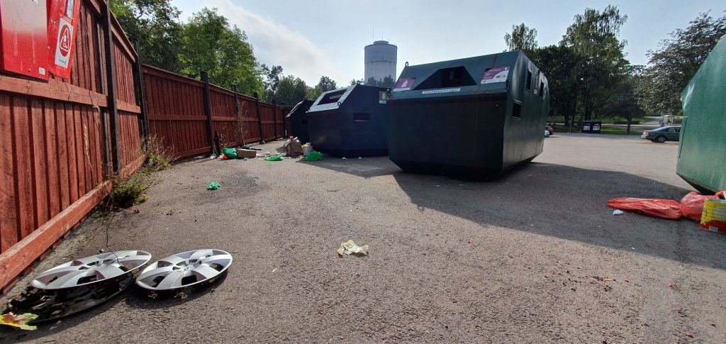 Nedskräpning på återvinningsstationen i Södertorn, Oskarshamn.