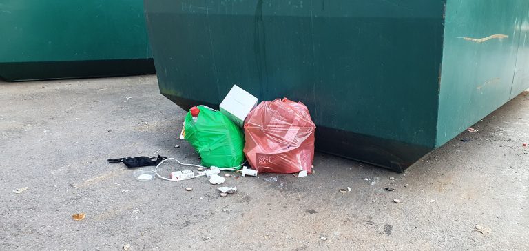 Nedskräpning på återvinningsstationen i Södertorn, Oskarshamn.