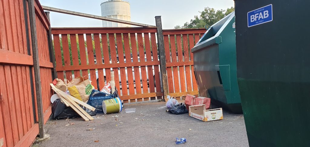 Nedskräpning på återvinningsstationen i Södertorn, Oskarshamn.