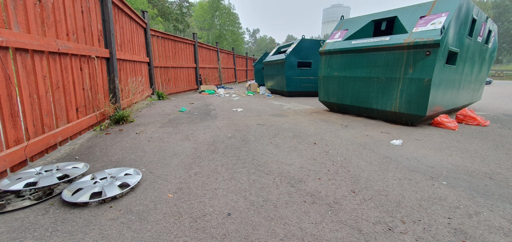 Nedskräpning på återvinningsstationen i Södertorn i Oskarshamn