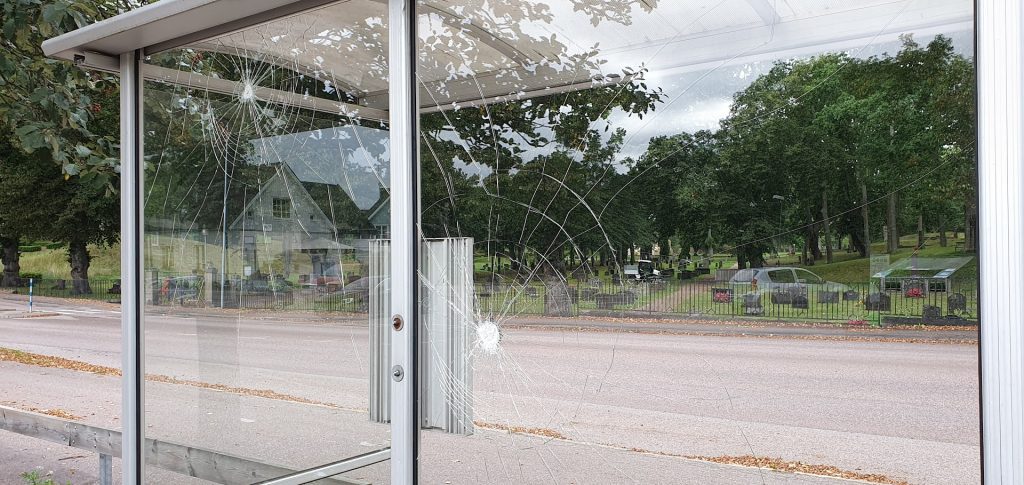 Skadegörelse på busskur på Stengatan i Oskarshamn