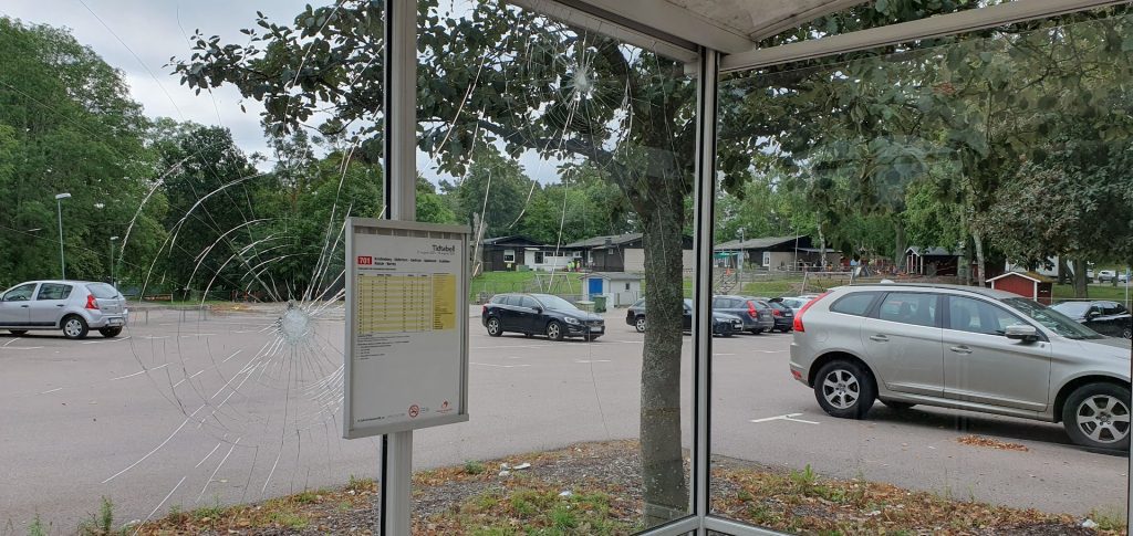 Skadegörelse på busskur på Stengatan i Oskarshamn