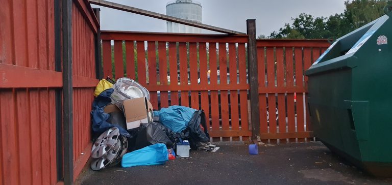 Nedskräpning på Södertorns återvinningsstation i Oskarshamn