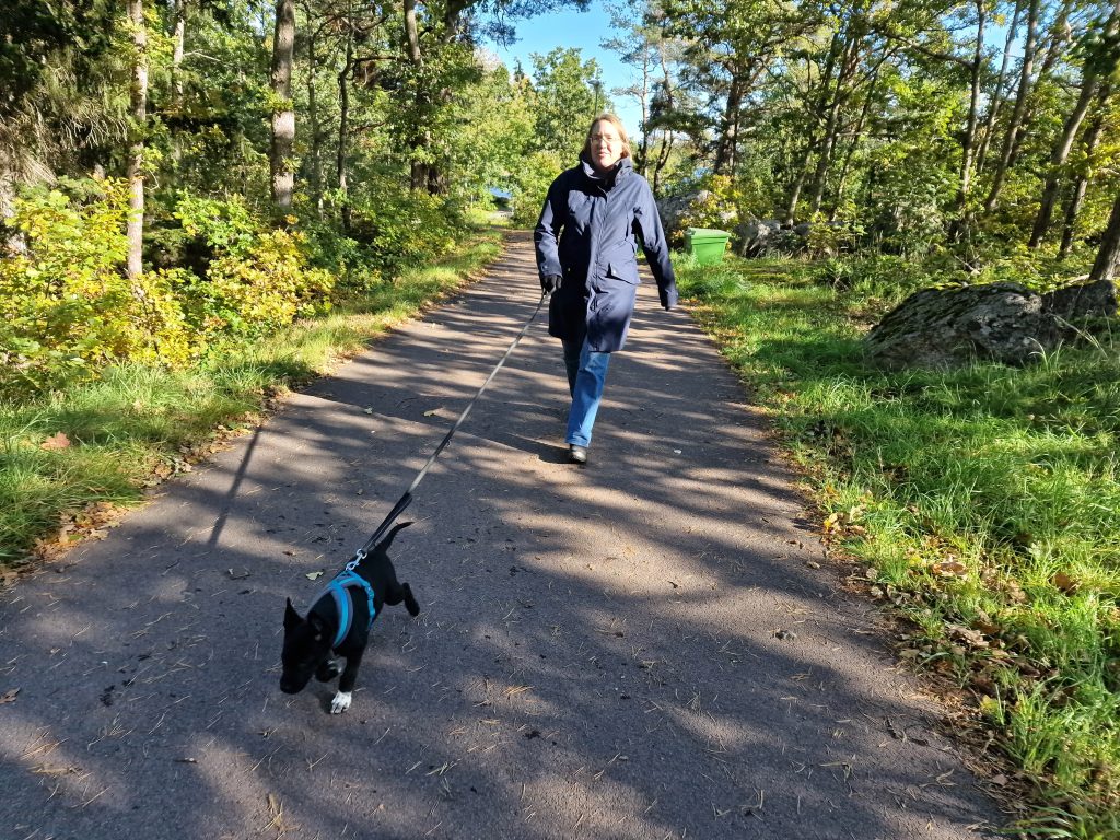 Caroline och Tosse på promenad