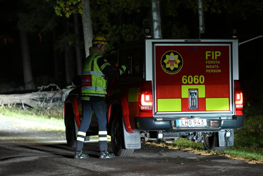 Träd över väg på Oknö