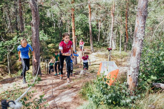 Ungdomar som tävlar i orientering