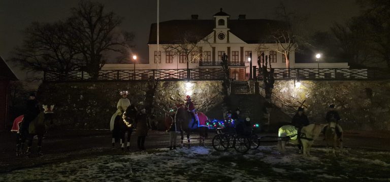 Ridande luciatåg vid Fredriksbergs herrgård