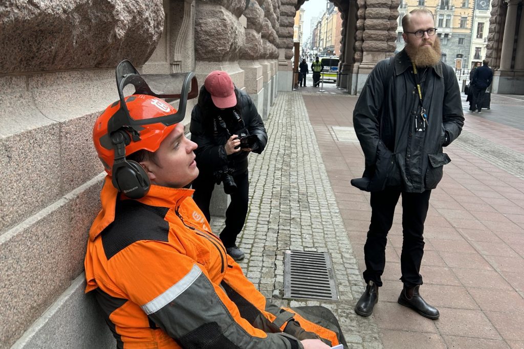 Carl-Wiktor Svensson på plats utanför riksdagen